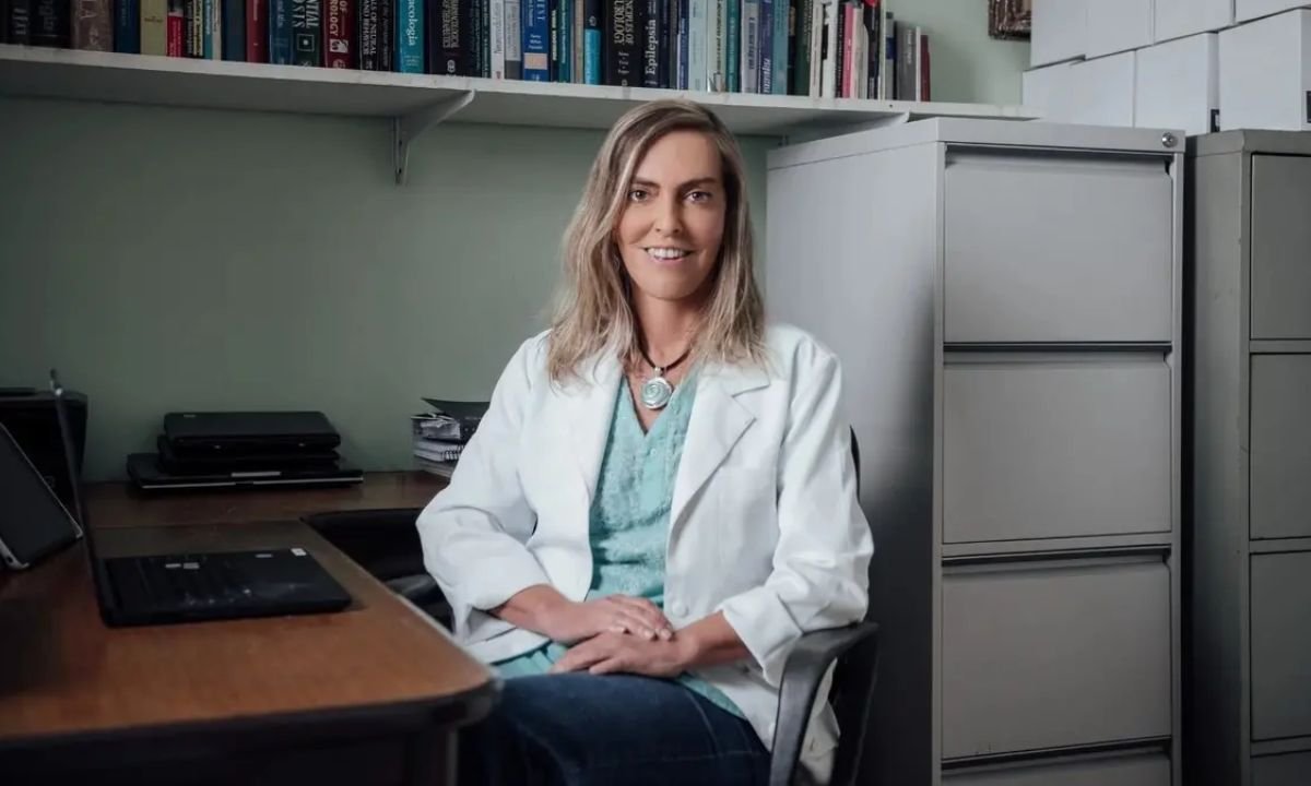 Pesquisadora da UFRJ que desenvolveu substância para lesão medular recebe medalha em Niterói